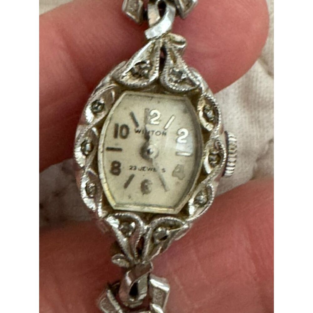 Vintage Winton 1950 mechanical dainty silver-tone watch. Working.